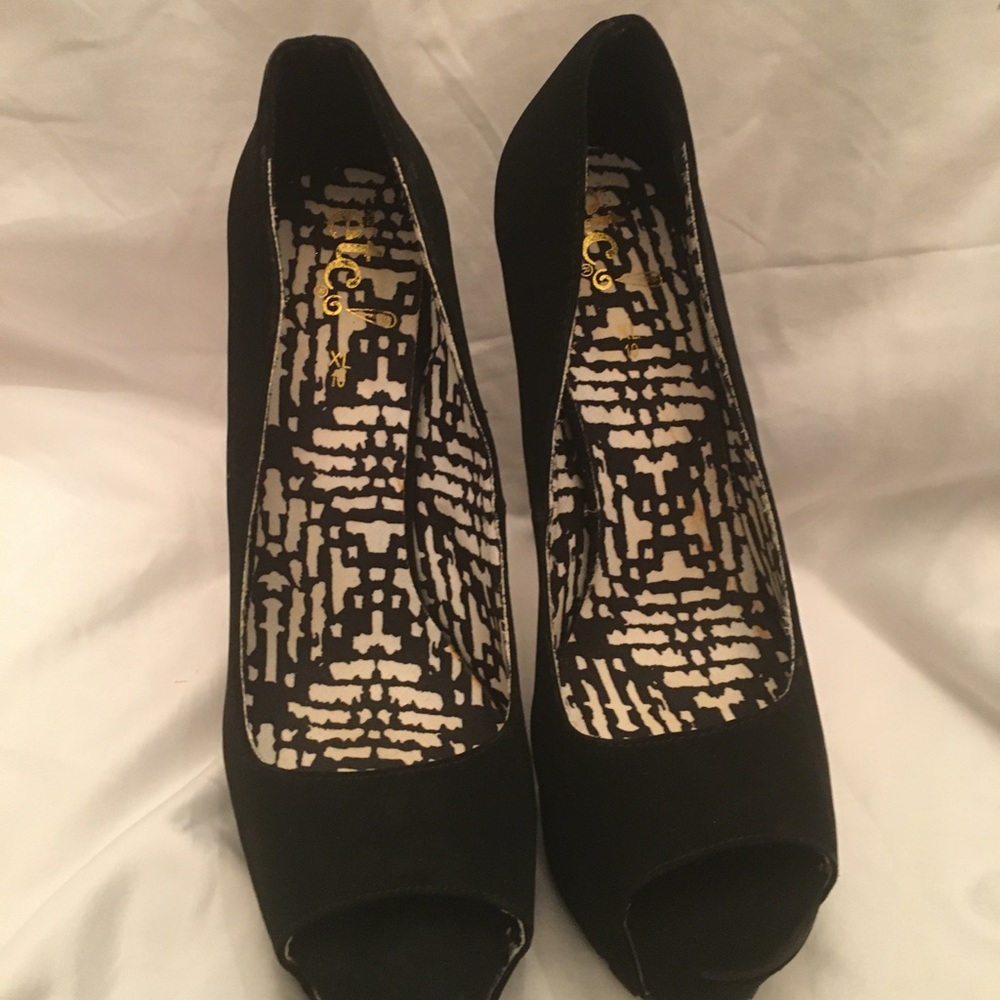 Heels - Picture 2 of 3